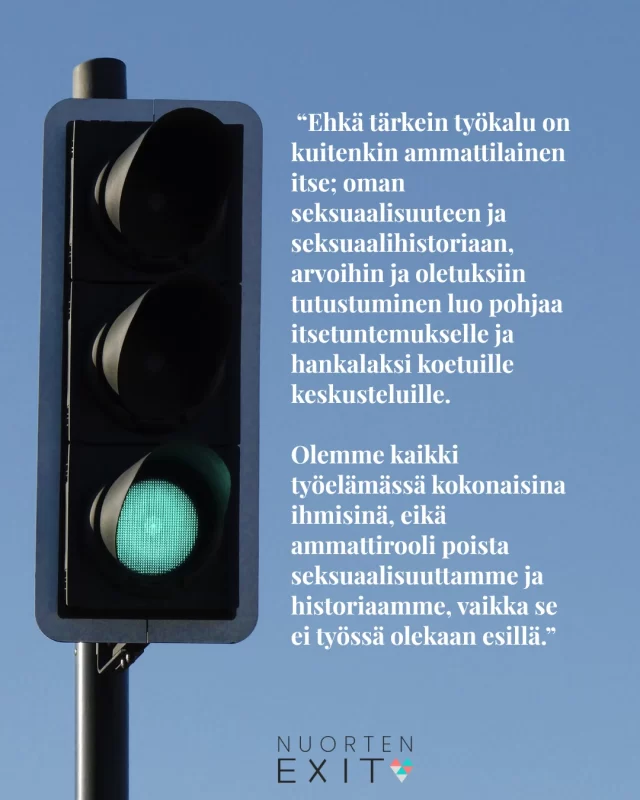 Seksi ja suostumus – kuuluvatko aiheet ammattilaisen työhön?  Kuka toimi seksuaalikasvattajana, jos en minä?  Nuorten parissa työtä tekevillä ammattilaisilla on mahdollisuus olla turvaamassa nuoren rajoja ja seksuaalista kehitystä. Tämä ei vaadi aiheen asiantuntijuutta tai seksuaalisuuden käsitteistön osaamista, vaan kiinnostusta ja rohkeutta tarttua tilanteisiin.  Seksuaaliväkivallan ja suostumuksen teemat voivat herättää monenlaisia tunteita nuorten parissa työskentelevissä ammattilaisissa. Osalle aiheet tuntuvat luontevilta, osalla vaikeilta. Tähän vaikuttaa monet asiat, kuten elämän aikana saatu seksuaalikasvatus, kasvuympäristön suhtautuminen seksuaalisuuteen ja seksiin, omat seksuaalisuuteen ja väkivaltaan liittyvät kokemukset sekä työpaikan asenteet ja esimerkit. Ammattilainen voi kokea teeman henkilökohtaisena, pelätä väärien termien käyttämistä tai olla epävarma, mistä on sopivaa keskustella ja mistä ei. Seksuaalisuuteen ja seksuaaliväkivaltaan liittyvä koulutus voi auttaa aiheen käsittelyssä, avata aiheen tärkeyttä ja tarjota keinoja omien esteiden madaltamiseen. Myös avoin keskustelu työyhteisössä ja kollegoilta saatu tuki on usein merkityksellinen.  Ehkä tärkein työkalu on kuitenkin ammattilainen itse; oman seksuaalisuuteen ja seksuaalihistoriaan, arvoihin ja oletuksiin tutustuminen luo pohjaa itsetuntemukselle ja hankalaksi koetuille keskusteluille. Olemme kaikki työelämässä kokonaisina ihmisinä, eikä ammattirooli poista seksuaalisuuttamme ja historiaamme, vaikka se ei työssä olekaan esillä.  Seksuaaliväkivallan ja suostumuksen teemat ovat ajankohtaisia kaikenikäisten nuorten elämässä. Vaikka nuori ei olisi itse seksuaalisesti aktiivinen, hän voi kohdata rajoja rikkovaa toimintaa – ja isolla todennäköisyydellä on jo kohdannut, joko suoraan tai välillisesti. Siksi onkin tärkeää, että aiheita nostetaan esille ennakoivasti ja säännöllisesti.  Asiantuntijamme Netta Puustisen kirjoittama juttu on luettavissa kokonaisuudessaan uusimmassa  Nuorisotyö-lehdessä.