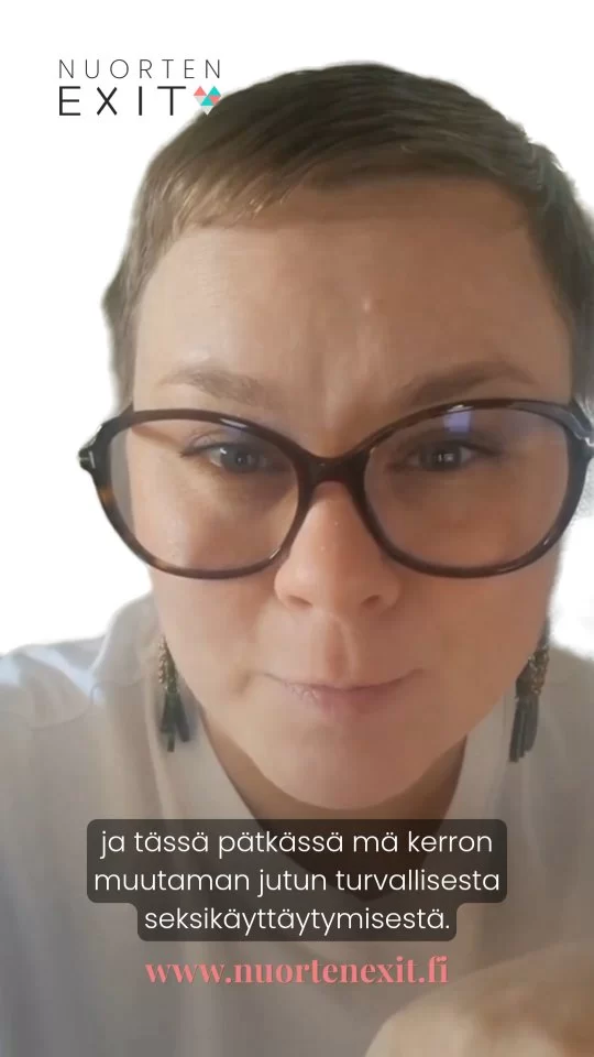 Tekeekö ehkäisyn käyttö seksuaalisista tilanteista turvallisen? Ehkäisyn tarkoitus on suojata seksitaudeilta ja ei toivotuilta raskauksilta.  Mutta yksistään ehkäisystä huolehtiminen ei tarkoita turvallisuutta. Kaikkiin seksuaalisiin tilanteisiin liittyy suostumus. Riippumatta siitä, tapahtuuko tilanne verkossa vai fyysisessä kanssakäymisessä, suostumus täytyy olla varmistettu jokaiselta tilanteessa mukana olevalta. Suostumuksen teemat ja omat rajat kulkevat käsikädessä, sillä suostumus, eli luvan antaminen ja pyytäminen seksuaalisiin tekoihin vaatii omien rajojen tunnistamista, sanoittamista ja vastavuoroista vuorovaikutusta.  Rajoja opetellaan kaikissa elämän ihmissuhteissa. Niihin liittyvät luonteenpiirteet, elämänkokemukset, itsetuntemus ja esimerkiksi tapa reagoida asioihin. Omien rajojen tunnistamiseen ja sanoittamiseen vaikuttaa esimerkiksi se, onko nuorella ollut ihmissuhteita, joissa rajoja on ollut mahdollisuus harjoitella tai onko nuoren asettamia rajoja kunnioitettu. Tai lähteekö nuori herkästi miellyttämään toista ihmistä tai onko hänelle pelko yksin jäämisestä.  Juttele rajoista ja suostumuksesta oman nuoresi kanssa. Kysy, onko hän huomannut tilanteita, joissa olisi vaikea sanoa ei ja millaisia keinoja hänellä on ollut niistä tilanteista selviämiseen. Voit myös kysyä, onko nuoren vaikea sanoa omaa mielipidettään tai että pelkääkö hän, mitä mielipiteen sanomisesta voi seurata. Tärkeää on jutella myös siitä, miksi torjutuksi tuleminen voi tuntua pahalta ja miten sen tunteen kanssa selviää.  Nuoruuteen kuuluu seurustelun ja seksuaalisten tekojen opettelu. Se on aikaa, kun omia rajoja tutkitaan ja harjoitellaan. Toivomme, että jokaisella nuorella olisi lähellä ihminen, jonka kanssa omia rajoja voisi turvallisesti tutkia ja vahvistaa. Nettisivuiltamme www.nuortenexit.fi löytyy kattavasti tietoa ja materiaalia keskustelun tueksi. Voit myös varata ajan kahdenkeskiseen tukitapaamiseen. Tietoa ja tukea on tarjolla.
